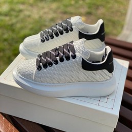Кроссовки женские Alexander McQueen белые с черной пяткой