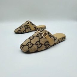 Женские шлепанцы Gucci бежевые с орнаментом GG