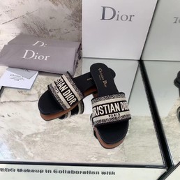 Женские шлепанцы Christian Dior 2021 черные с бежевым