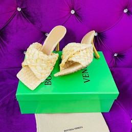 Женские шлепанцы Bottega Veneta бледно-желтые