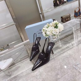 Женские туфли Prada кожаные черные