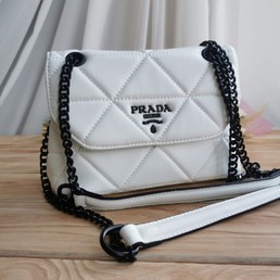 Женская кожаная сумка Prada белая 23x16