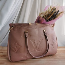 Женская сумка Louis Vuitton пудровая 35x26