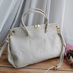 Женская сумка Louis Vuitton белая 35x26