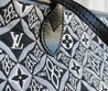 Женская сумка Louis Vuitton 33x29 черная с белым орнаментом LV