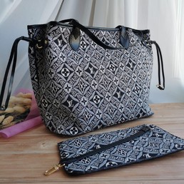 Женская сумка Louis Vuitton 33x29 черная с белым орнаментом LV