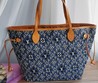 Женская сумка Louis Vuitton 33x29 синяя с белым орнаментом LV