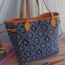 Женская сумка Louis Vuitton 33x29 синяя с белым орнаментом LV