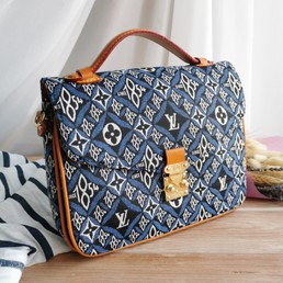 Женская сумка Louis Vuitton 25x20 синяя с белым орнаментом LV