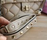 Женская сумка Valentino Garavani бежевая 25Х19