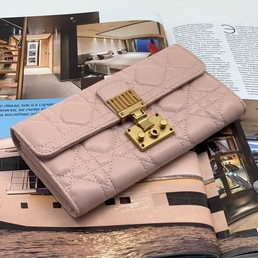 Женская сумка-клатч Christian Dior Dioraddict кожаный пудра