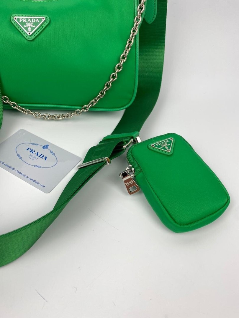 Женская сумка Prada Re-Edition 2000 зеленая