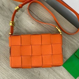 Женская сумка Bottega Veneta Padded Cassette кожаная оранжевая