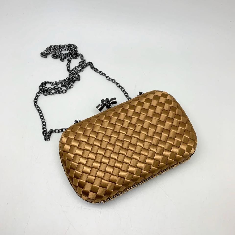 Женская сумка-клатч Bottega Veneta Intreccio Knot золотистая