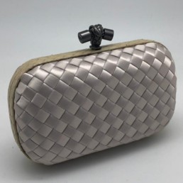Женская сумка-клатч Bottega Veneta Intreccio Knot серебристая