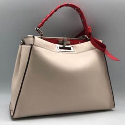 Женская сумка Fendi Peekaboo Medium кожаная пудра