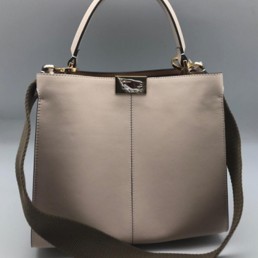 Женская сумка Fendi Peekaboo Medium кожаная молочная