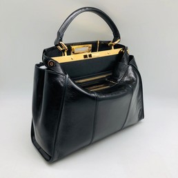 Женская сумка Fendi Peekaboo Medium кожаная черная