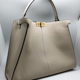 Женская сумка Fendi Peekaboo Maxi кожаная молочная