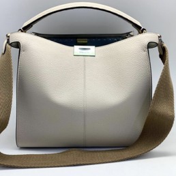 Женская сумка Fendi Peekaboo Medium кожаная молочная