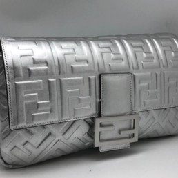 Женская сумка Fendi Baguette Maxi кожаная серебристая