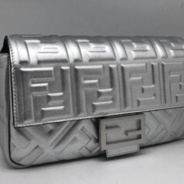 Женская сумка Fendi Baguette Medium кожаная серебристая