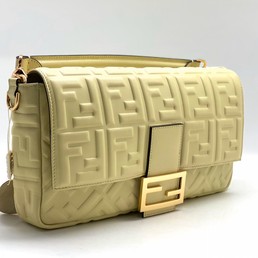 Женская сумка Fendi Baguette Maxi кожаная молочная