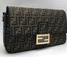 Женская сумка Fendi Baguette Maxi коричневая с черным орнаментом FF