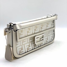 Женская сумка Fendi Baguette Medium молочная с орнаментом