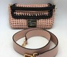 Женская сумка Fendi Baguette Medium пудра плетеная кожа