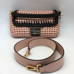 Женская сумка Fendi Baguette Medium пудра плетеная кожа