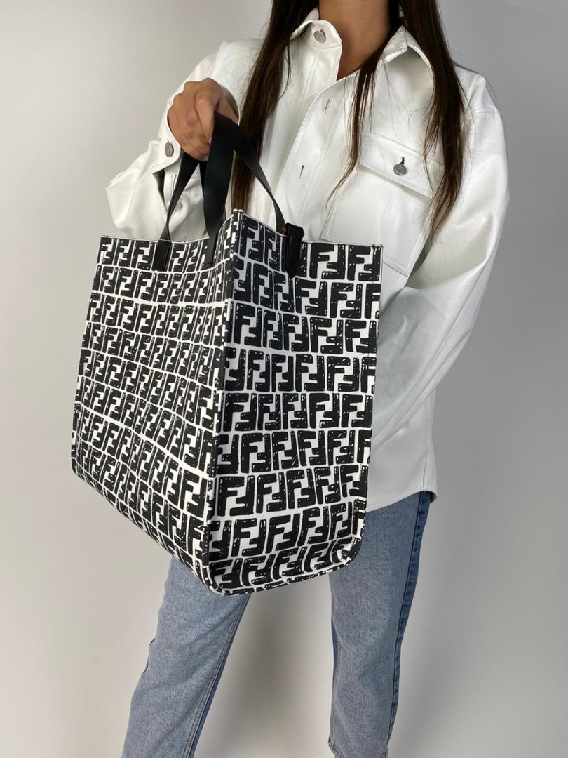 Женская сумка Fendi Sunshine кожаная черно-белая с орнаментом