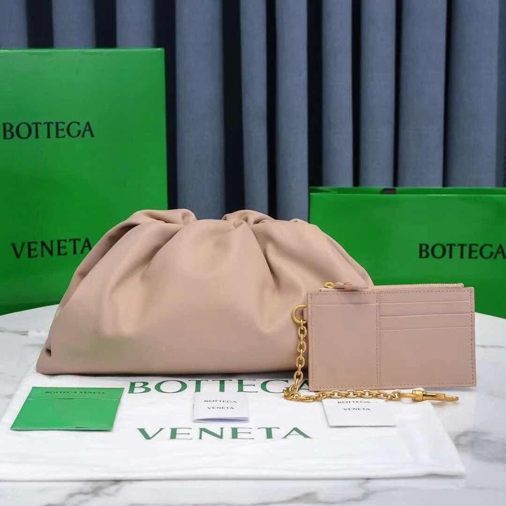 Женский клатч pouch Bottega Veneta бежевый
