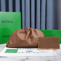 Женский клатч pouch Bottega Veneta коричневый