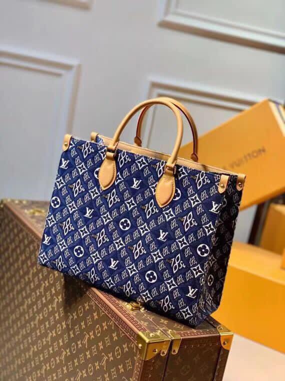 Женская сумка Louis Vuitton 35x28 синяя с белым орнаментом LV