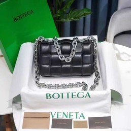 Женская сумка Bottega Veneta черная с серебристой цепочкой