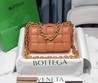 Женская сумка Bottega Veneta бежевая с цепочкой