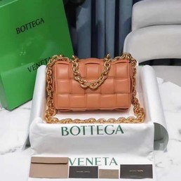 Женская сумка Bottega Veneta бежевая с цепочкой
