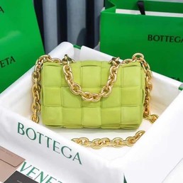Женская сумка Bottega Veneta зеленая с цепочкой