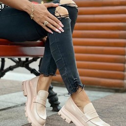 Женские лоферы Alexander McQueen бежевые кожаные