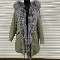 Зеленая парка с мехом чернобурки 95 см