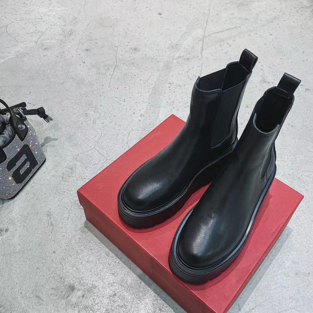 Size zero and my boots from valentino