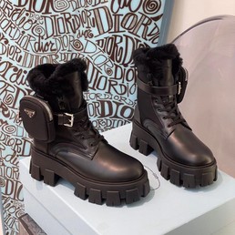 Женские зимние ботинки Prada кожаные черные