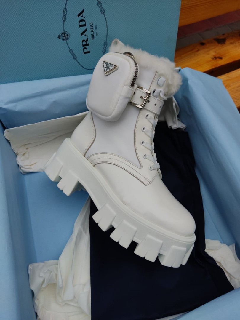 Женские зимние ботинки Prada кожаные белые