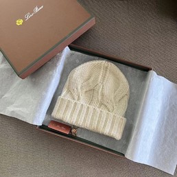 Женская шапка Loro Piana молочная кашемир