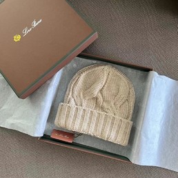 Женская шапка Loro Piana бежевая кашемир