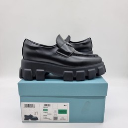 Женские лоферы Prada черные кожаные