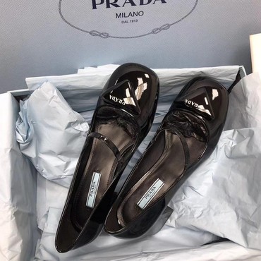 Женские туфли Prada кожаные черные
