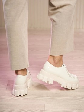 Женские ботинки Prada Monolith белые кожаные лакированные