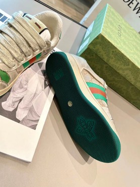 Женские бежевые кроссовки Gucci с зеленой подошвой